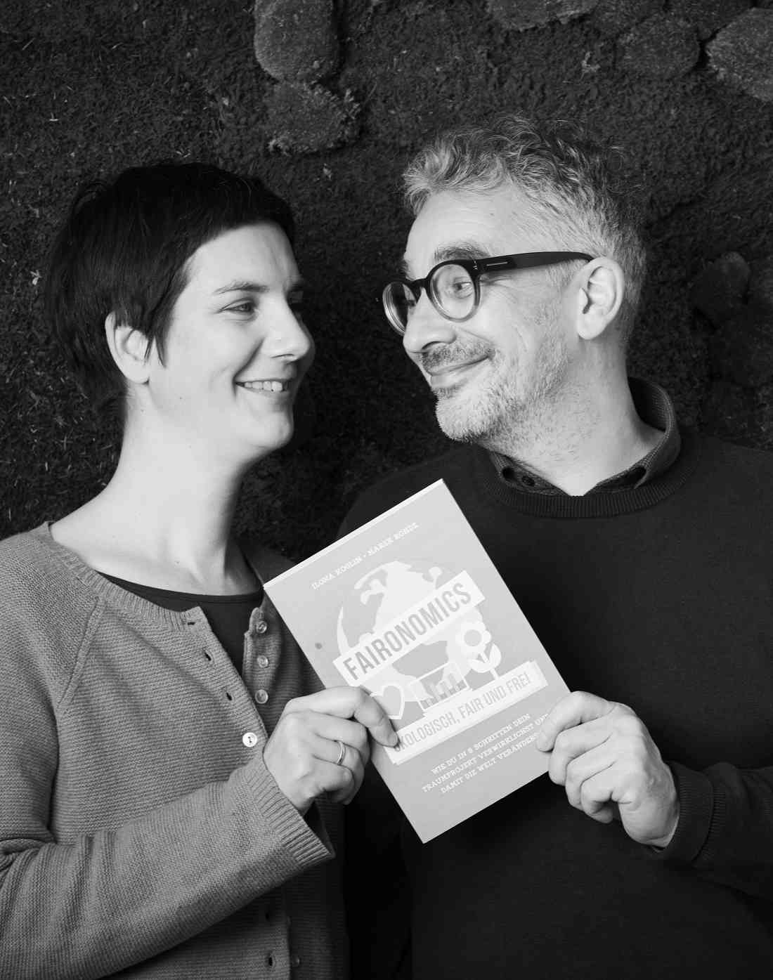 Ilona Koglin und Marek Rohde halten ein Buch hoch