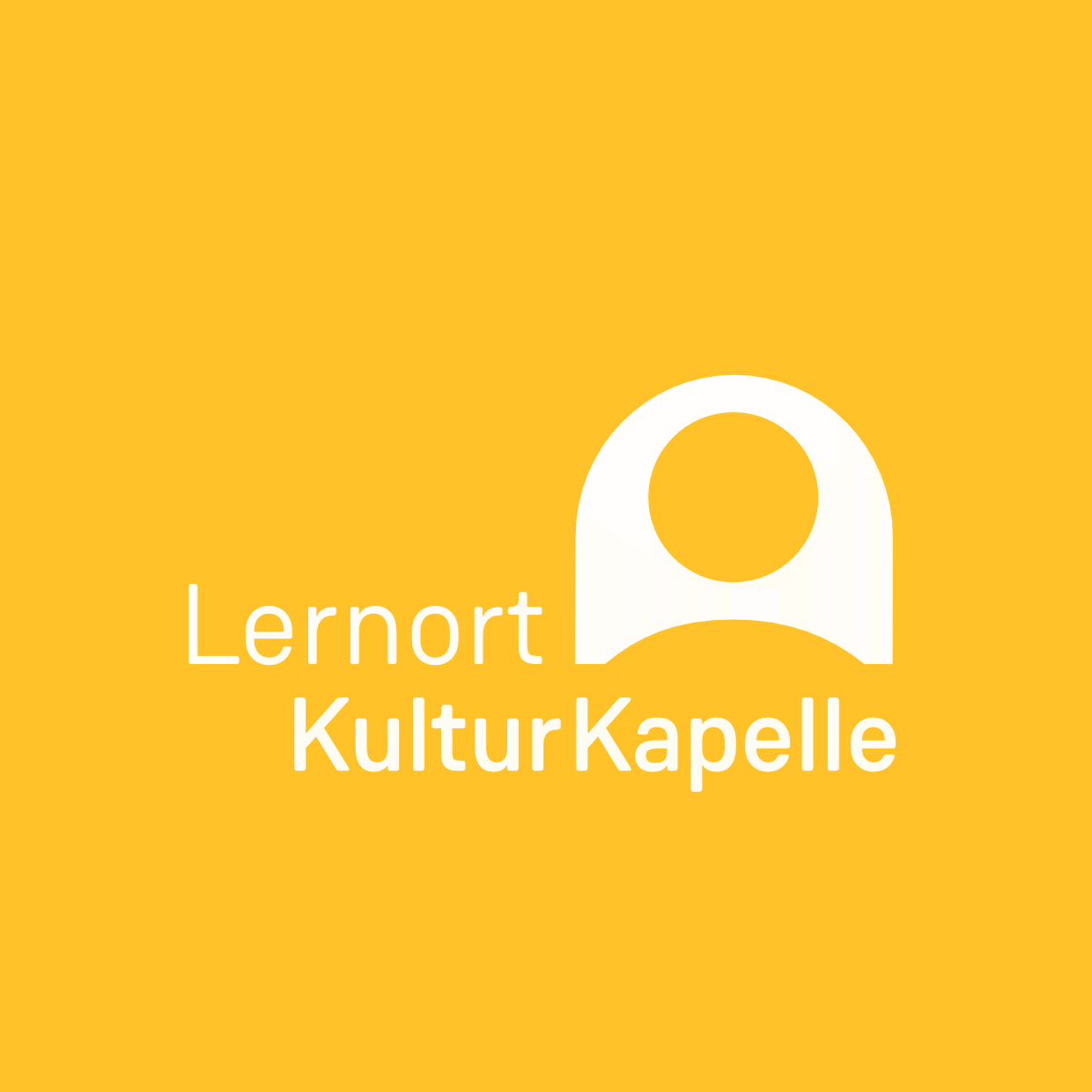 Logo Lernort Kulturkapelle, weiß auf gelbem Grund