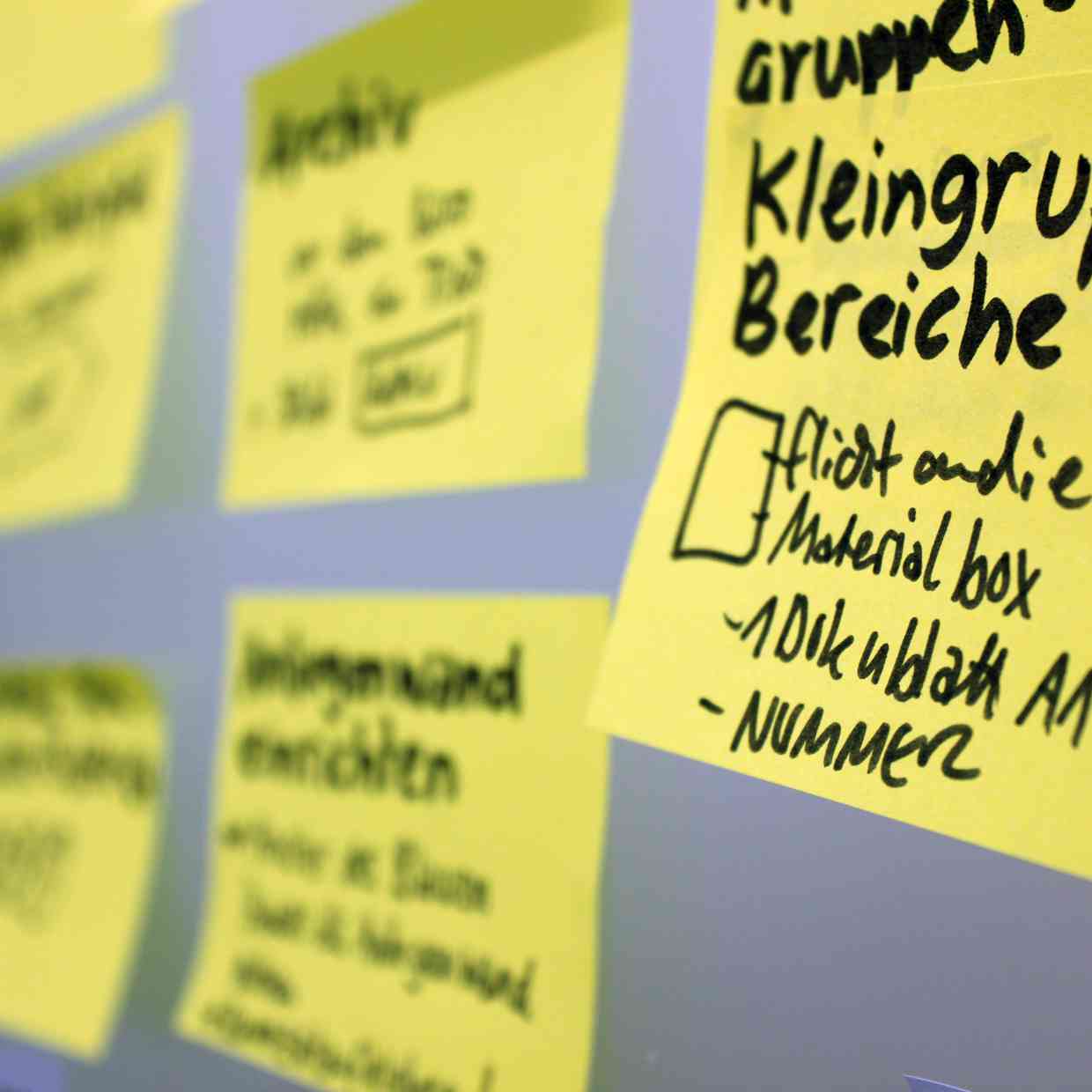 Open Space bei eparo: Gelbe Post-its an Wand